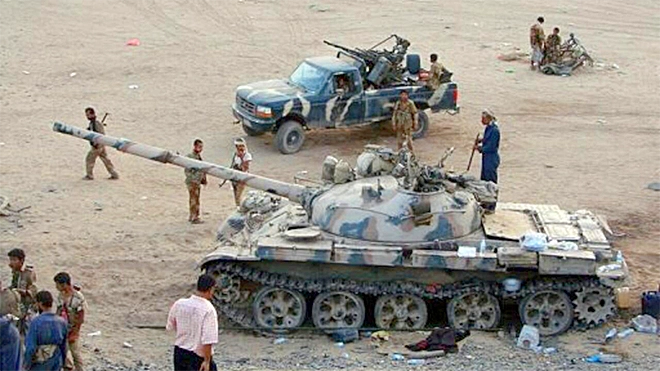 "الشرعية تتخلى عنّا".. جنود الجيش اليمني يصرخون من الجوع